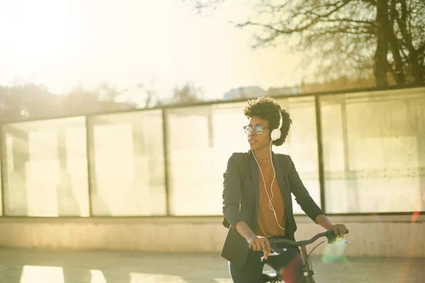 Chica Una Bicicleta Con Auriculares —  Fotos de Stock