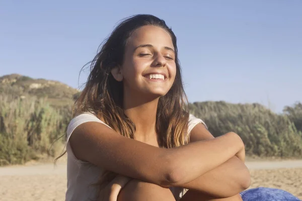 Mädchen Sonnt Sich Strand — Stockfoto