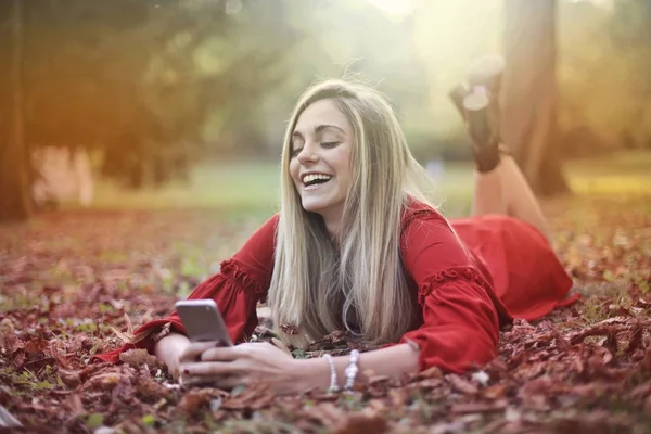 Menina Com Telefone Livre Outono — Fotografia de Stock