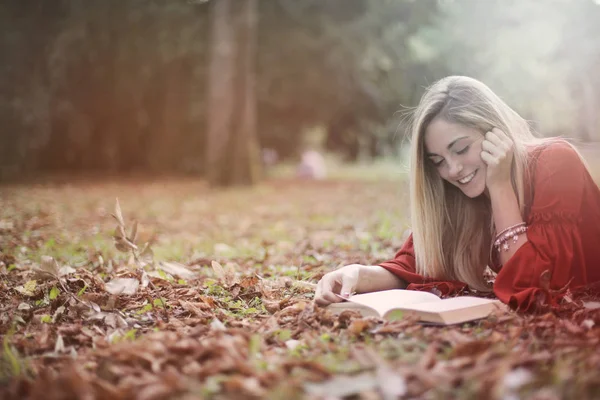 Girl Reading Book Outdoor Autumn — Stock Photo, Image