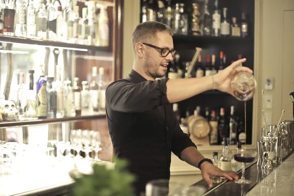 Barkeeper Bereitet Einen Drink — Stockfoto