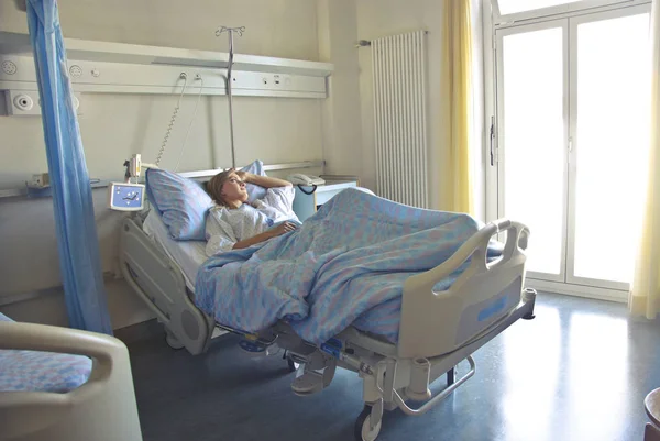 Woman Hospital Bed — Stock Photo, Image