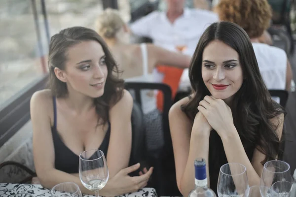 Zwei Mädchen Einem Restaurant — Stockfoto
