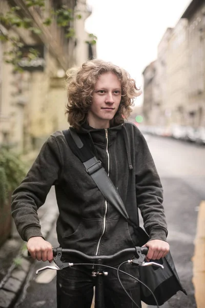 Cara Uma Rua Cidade Com Uma Bicicleta — Fotografia de Stock