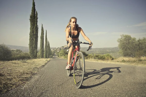 Menina Com Uma Bicicleta Uma Estrada Campo — Fotografia de Stock