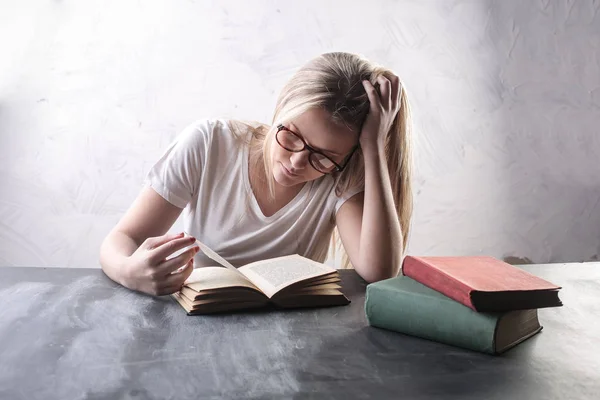 Ragazza Che Studia Con Alcuni Libri — Foto Stock