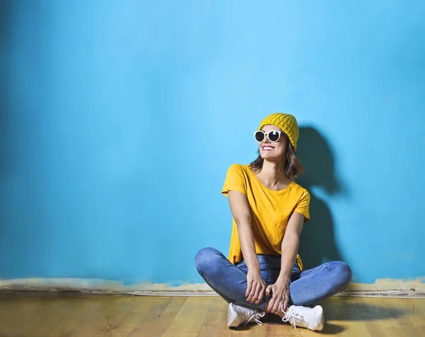 Chica Sonriente Una Pared Azul —  Fotos de Stock