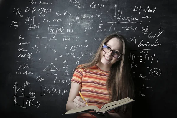 Estudante Menina Frente Quadro Negro — Fotografia de Stock