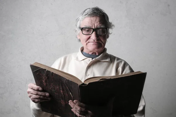 Homem Idoso Lendo Livro — Fotografia de Stock