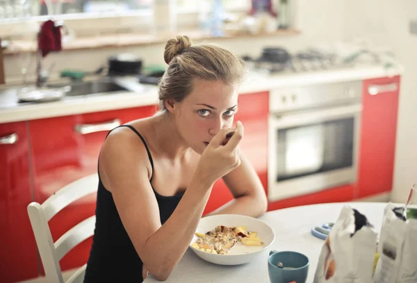 Mädchen Isst Ihr Mittagessen Hause — Stockfoto