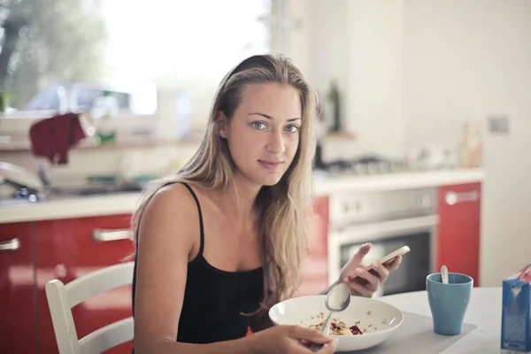 Κορίτσι Τρώει Μεσημεριανό Γεύμα Στο Σπίτι — Φωτογραφία Αρχείου