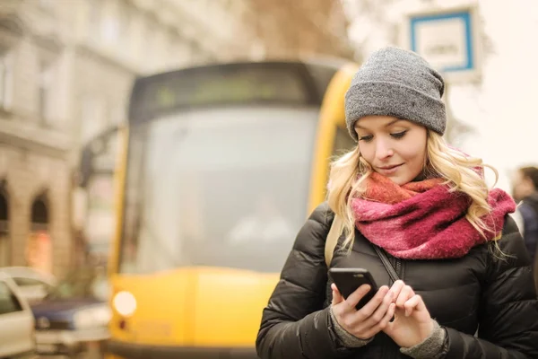 Kobieta Pomocą Jej Telefon Przystanku Autobusowym — Zdjęcie stockowe