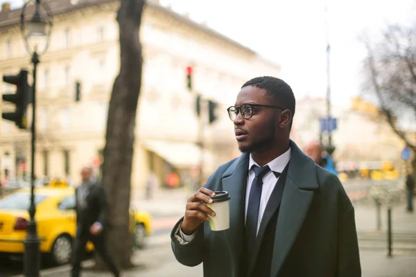 Uomo Una Strada Città Con Una Tazza Caffè — Foto Stock