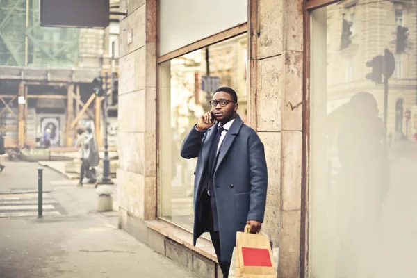 Eleganta Mannen Talar Till Telefonen Utomhus — Stockfoto