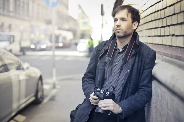 摄影师与照相机在城市街道 — 图库照片