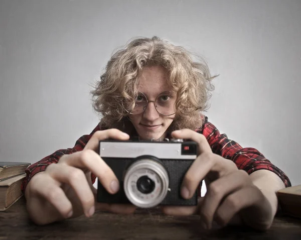 Man Met Een Vintage Camera — Stockfoto