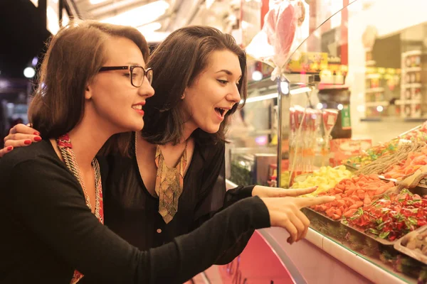 Two Girls Looking Candies Market — Stock Photo, Image