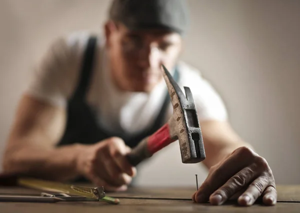 Timmerman Wit Een Hamer Het Werk — Stockfoto