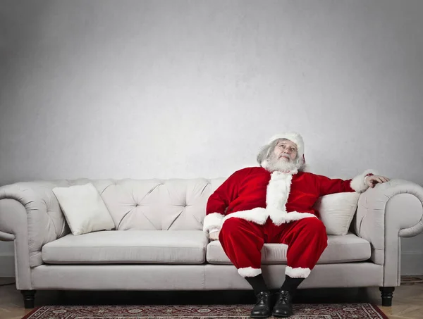 圣诞老人在沙发上 — 图库照片