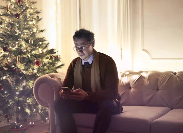 Muž Smartphone Doma Vánoční Stromeček — Stock fotografie