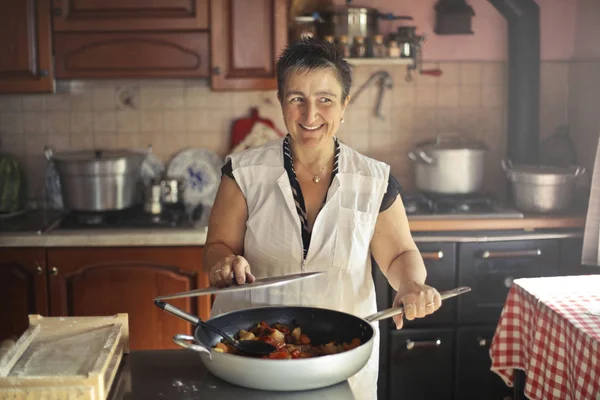 Evde Yemek Pişiren Kadın — Stok fotoğraf