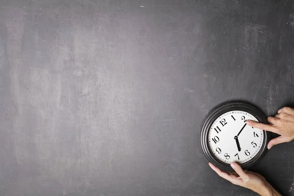 Dos Manecillas Sosteniendo Reloj Con Fondo Neutro — Foto de Stock