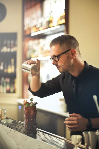 Barman Faz Cocktail Num Bar — Fotografia de Stock