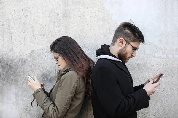 Bir kadın ve onların akıllı telefonlar kullanan bir adam 