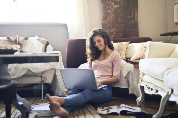 Ragazza Che Utilizza Computer Portatile Soggiorno — Foto Stock