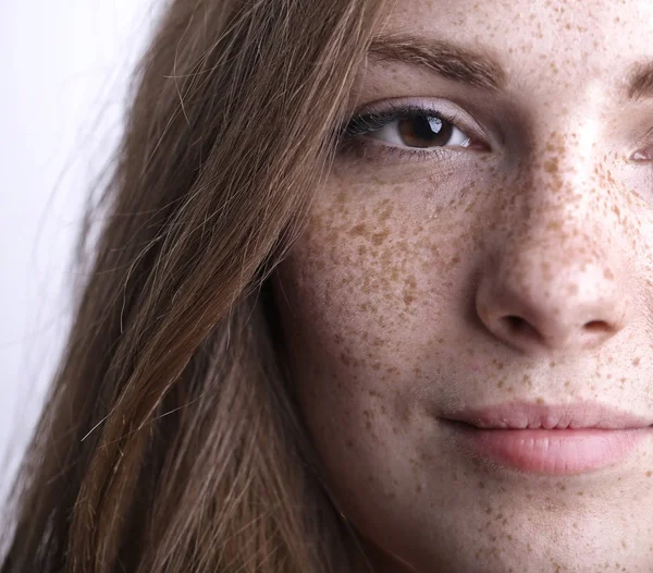 Porträt Eines Mädchens Mit Sommersprossen — Stockfoto