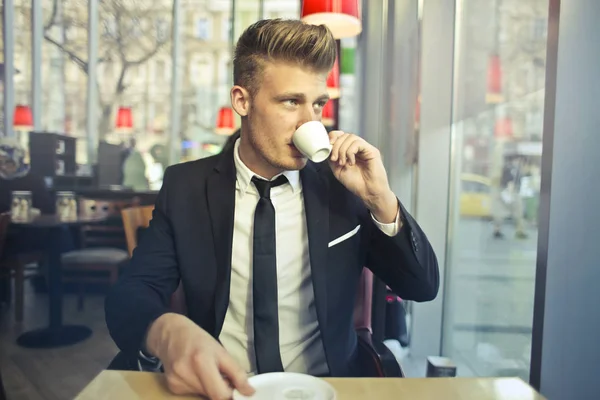 Eleganta Mannen Dricker Lite Kaffe Bar — Stockfoto