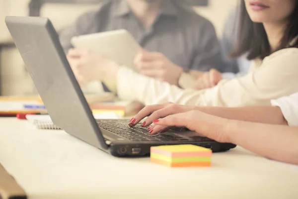 Einige Kollegen Arbeiten Mit Einem Laptop Zusammen — Stockfoto