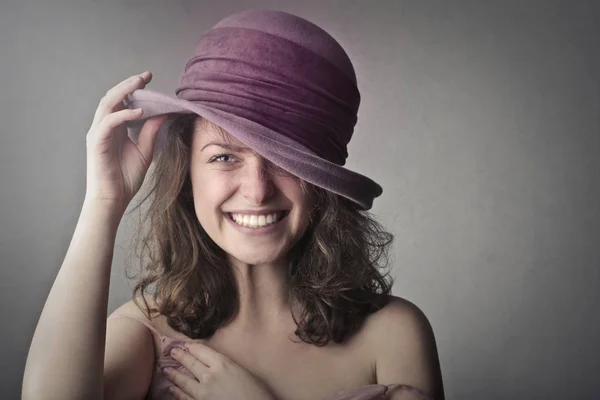 Porträtt Leende Flicka Med Lila Hatt — Stockfoto