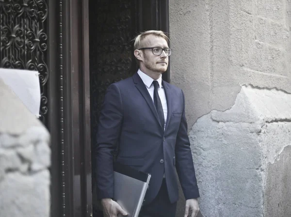 Hombre Negocios Caucásico Frente Una Entrada — Foto de Stock