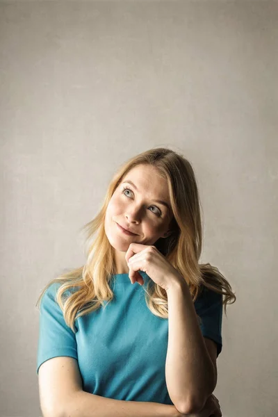 Retrato Uma Jovem Mulher Pensar — Fotografia de Stock