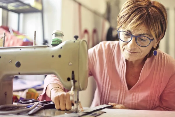 Een Sawer Het Werk Met Een Zaagmachines Machine — Stockfoto