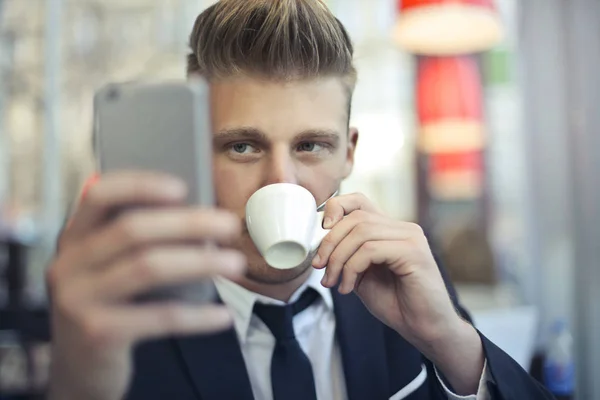 커피를 마시는 동안에 Selfie를 — 스톡 사진