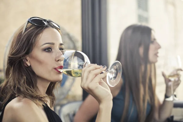 Donna Che Beve Bicchiere Vino Bianco — Foto Stock