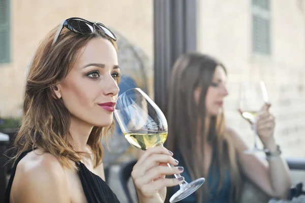 Bir Kadeh Beyaz Şarap Içmek Kadın — Stok fotoğraf