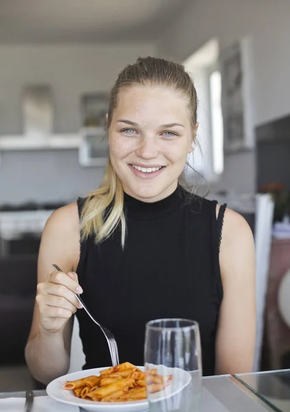 Junge Blonde Frau Beim Mittagessen Hause — Stockfoto