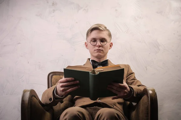 Joven Leyendo Libro — Foto de Stock