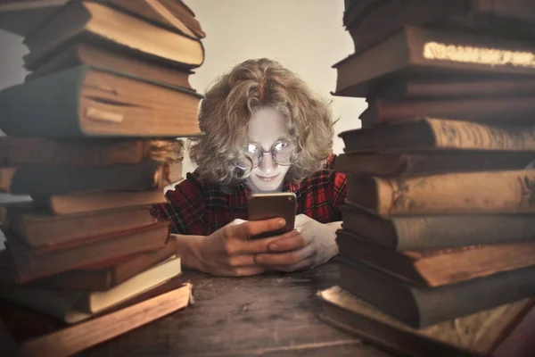 Student Met Boeken Smartphone — Stockfoto