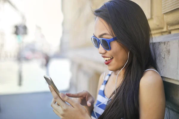 Jong Meisje Met Een Smartphone Zonnebril — Stockfoto