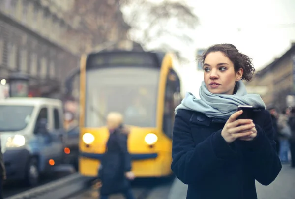 Mujer Joven Una Calle Ciudad Sosteniendo Teléfono Inteligente — Foto de Stock