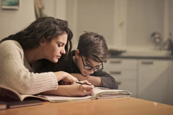 Fille Aider Son Frère Avec Les Devoirs — Photo