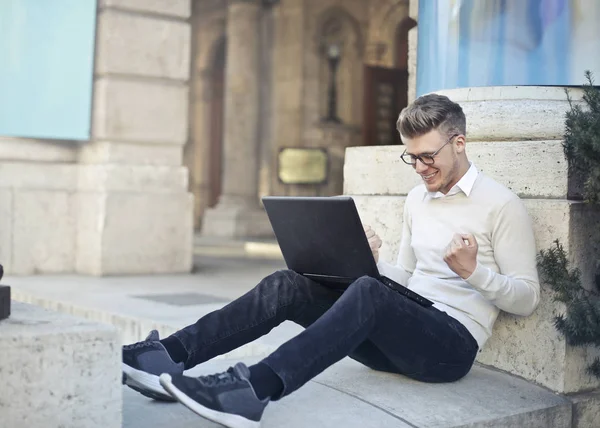 Jovem Exultante Frente Laptop — Fotografia de Stock