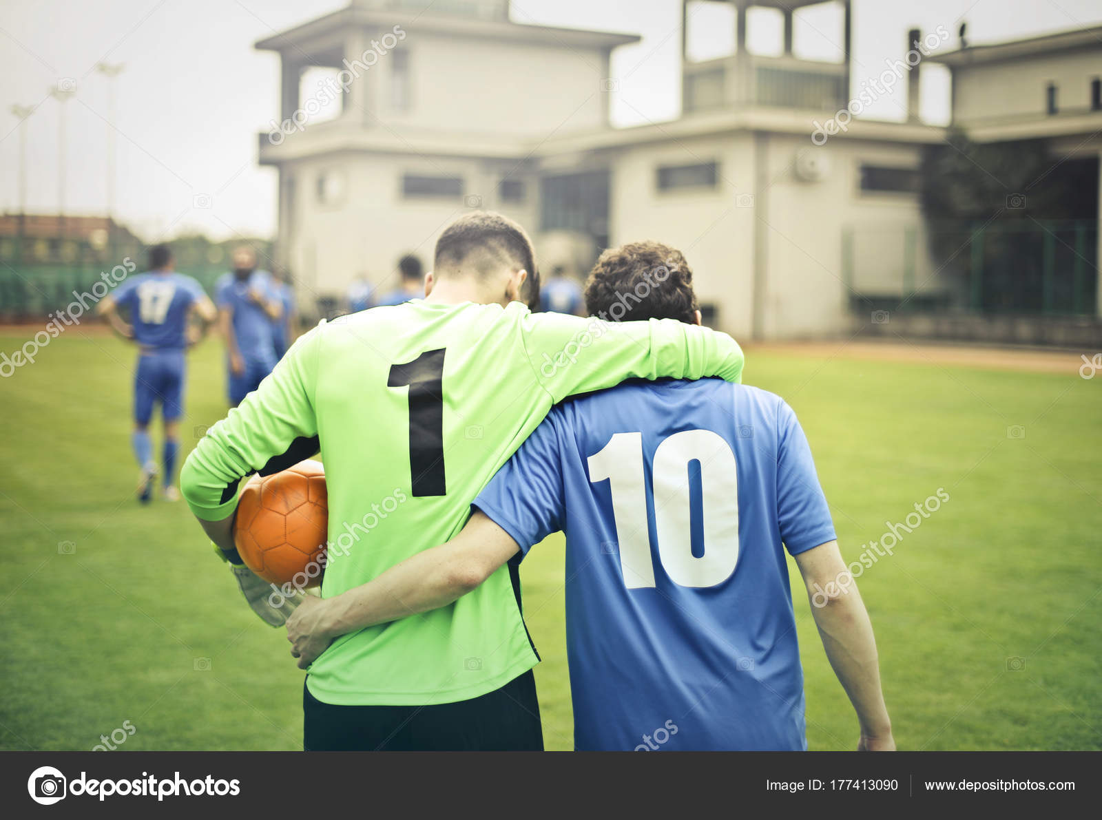 Dois Jogadores Futebol Abraçando Forma Amigável fotos, imagens de © olly18  #177413090