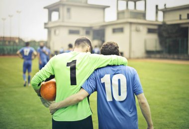 Samimi bir şekilde sarılma iki futbol oyuncuları