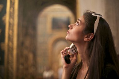 Kız ararken bir müzede