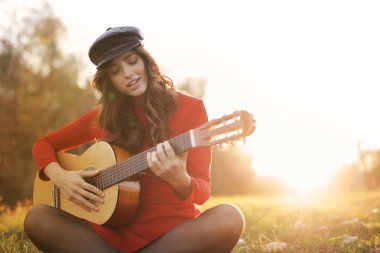 Kırsal kesimde bir gitar çalmak kız